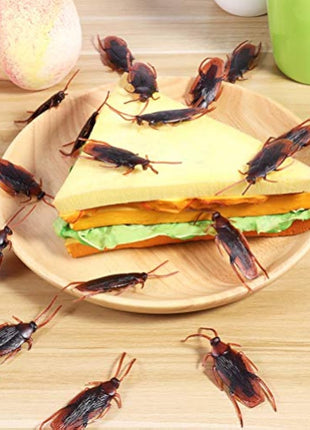 60pcs ealistic Roach Plastic Fake Novelty Insects Bugs Joke Toys Prank Prop for April Fools Day Halloween Party Favors Decoration