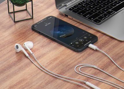 Maplin Wired USB-C Earbuds with Hands Free Calling & Volume Button - White